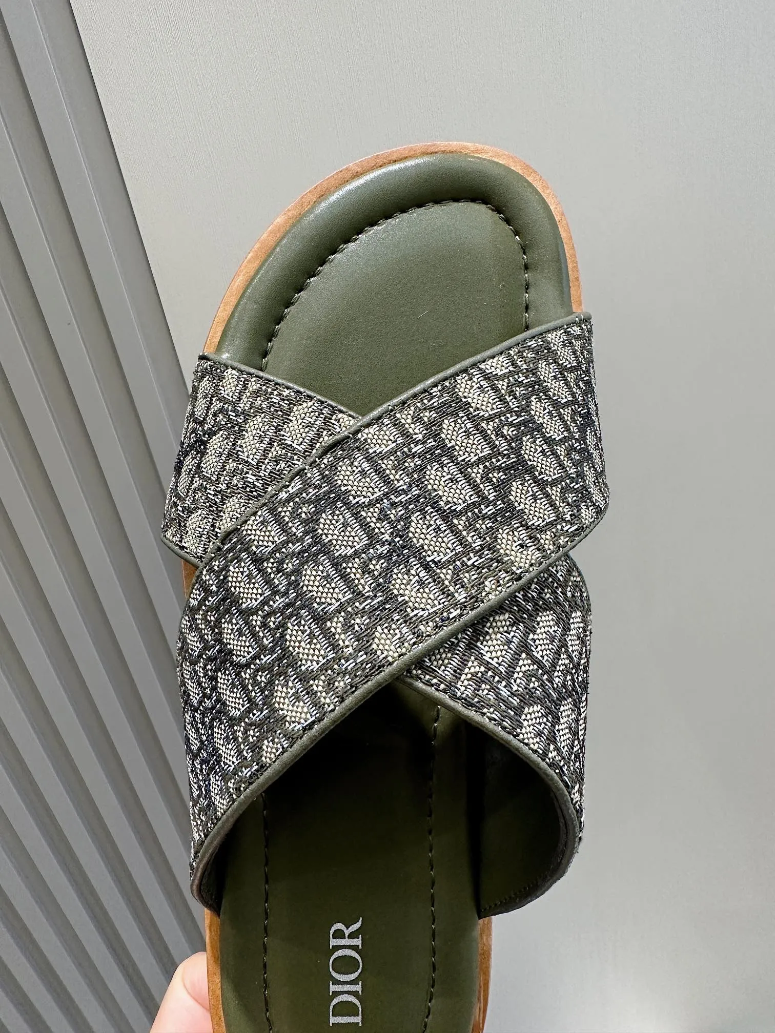 P320 [DIOR] Size 39-44 (38.45 custom-made) 2024ss Dior’s latest men’s slippers are a must-have. Dior Alias ​​Men's Genuine Leather Slippers This summer new Alias ​​sandal embodies a casual and elegant style. Carefully crafted from grained cow leather and Oblique printed fabric, with cowhide lining! Cross-strap design with metal-clad brass CD Diamond logo. The imported cowhide leather and rubber sole adds sophistication and comfort, while Oblique print-effect anti-slip panels add style.